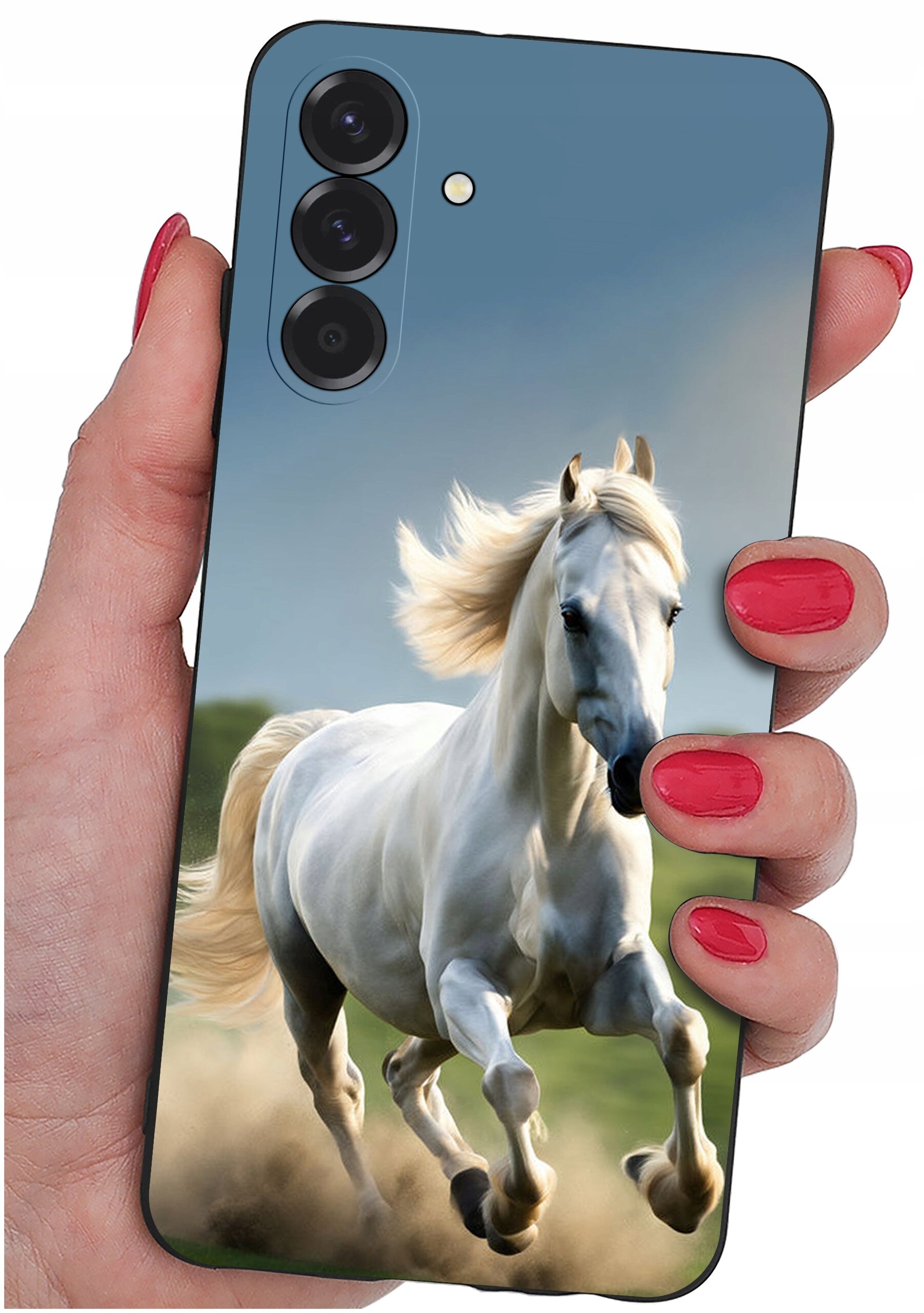 Etui na telefon z nadrukiem galopującego białego konia, trzymane w dłoni z pomalowanymi na czerwono paznokciami. Etui posiada trzy otwory na aparaty fotograficzne i jeden na lampę błyskową.