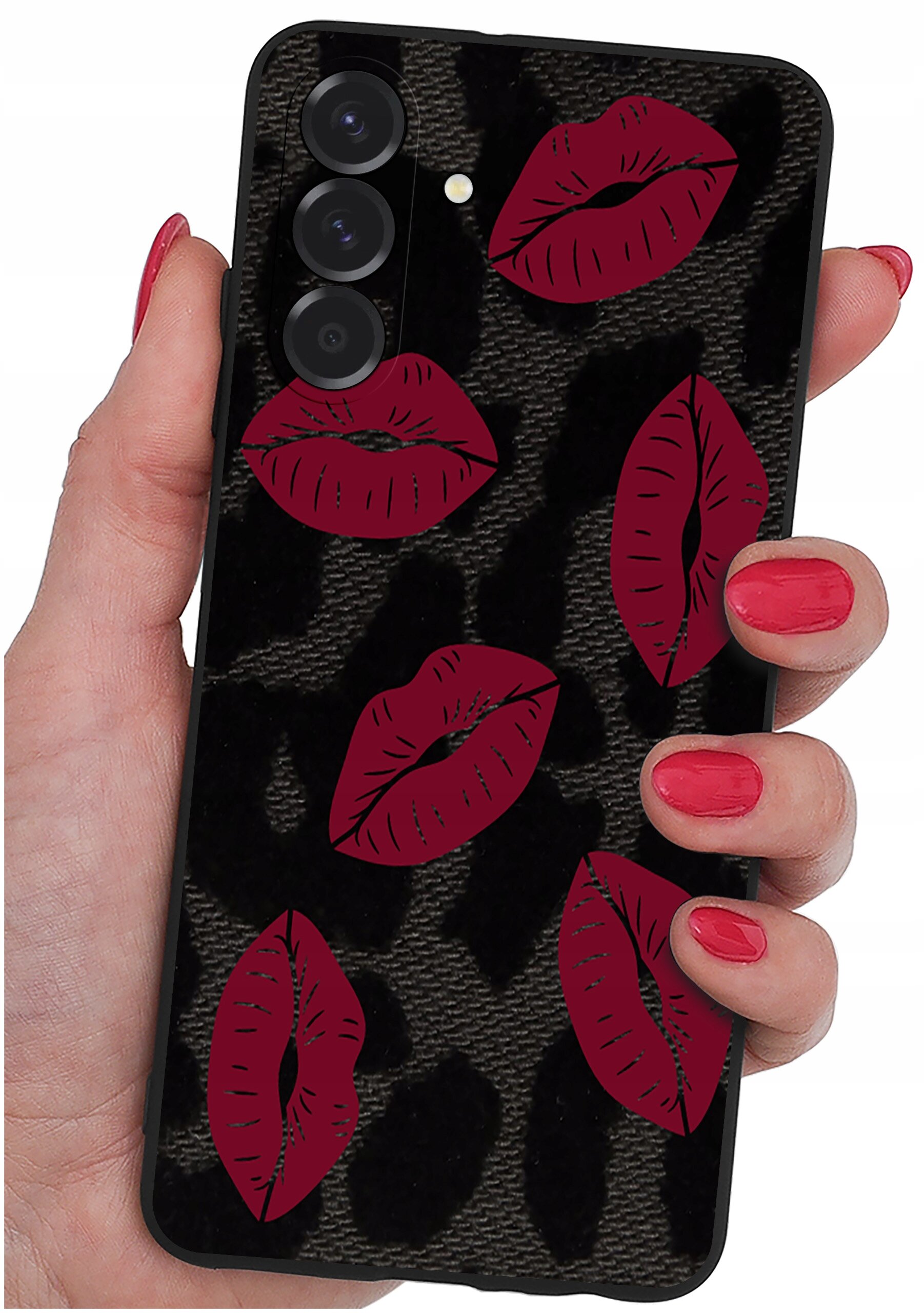 Etui na telefon z czarnym wzorem przypominającym cętki, ozdobione czerwonymi grafikami ust. Etui trzymane jest w dłoni z pomalowanymi na czerwono paznokciami.