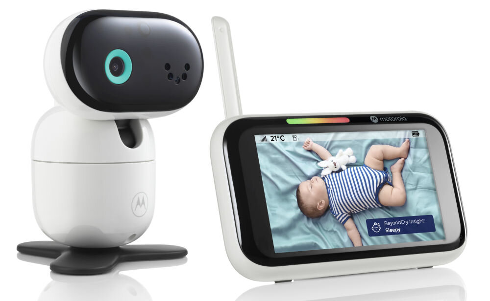 Na obrazie widoczna jest elektroniczna niania z kamerą i monitorem. Na ekranie monitora wyświetlany jest obraz śpiącego dziecka oraz informacje: \'21°C\' i \'BeyondCry Insight: Sleepy\'.
