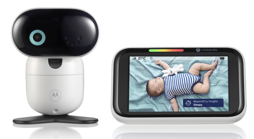 Na obrazie widoczna jest elektroniczna niania składająca się z kamery i monitora. Monitor pokazuje obraz dziecka leżącego na niebieskim kocu, z informacją \'BeyondCry insight: Sleepy\' oraz temperaturą 21°C.