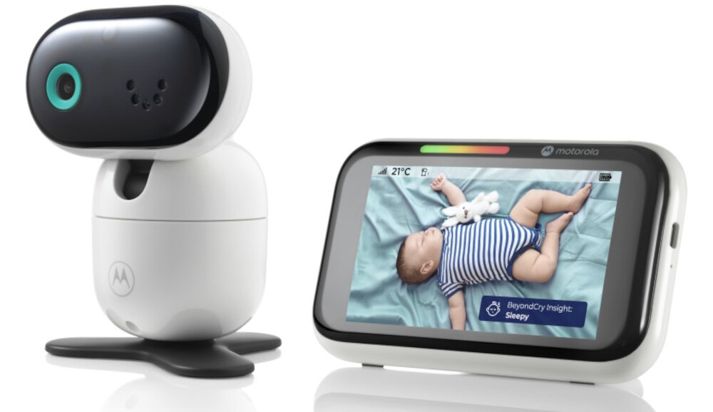 Na obrazie widoczna jest elektroniczna niania z kamerą i monitorem. Monitor pokazuje obraz śpiącego dziecka z informacją \'BeyondCry Insight: Sleepy\'.