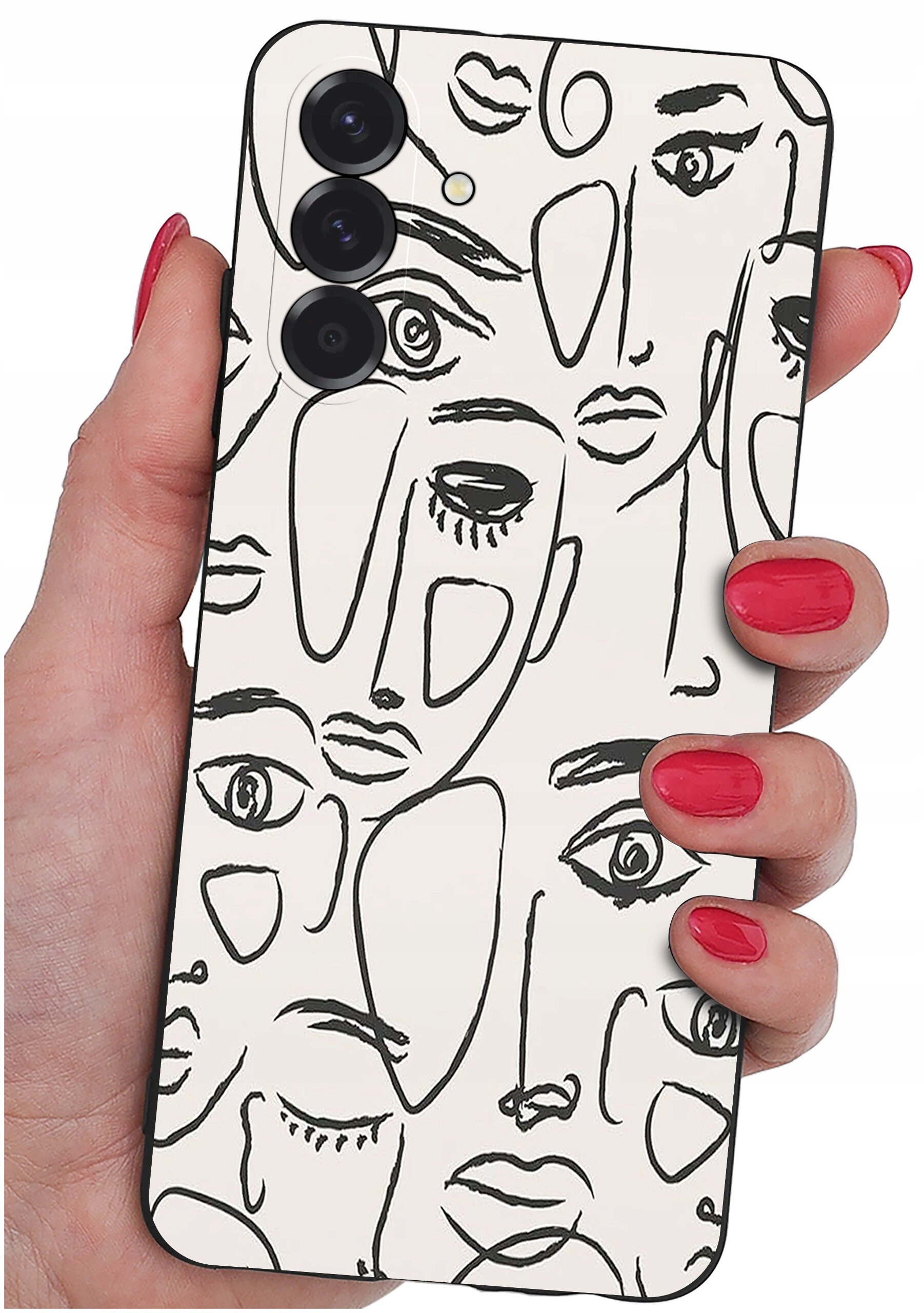 Etui na telefon z abstrakcyjnym wzorem twarzy w czarnych liniach na białym tle, trzymane w dłoni z pomalowanymi na czerwono paznokciami. Etui posiada trzy otwory na aparaty fotograficzne.