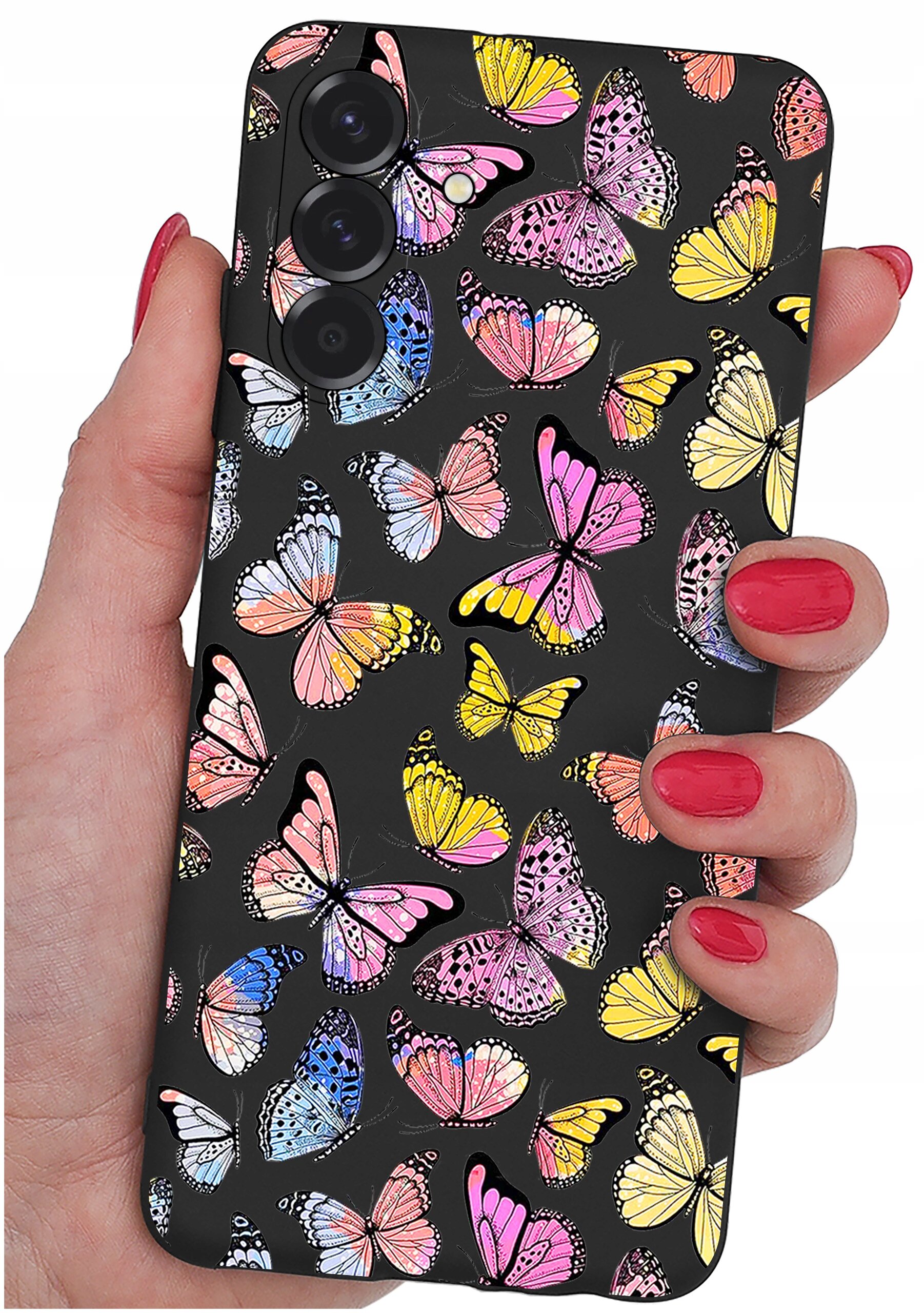 Etui na telefon z kolorowym wzorem motyli na czarnym tle, trzymane w dłoni z pomalowanymi na czerwono paznokciami.