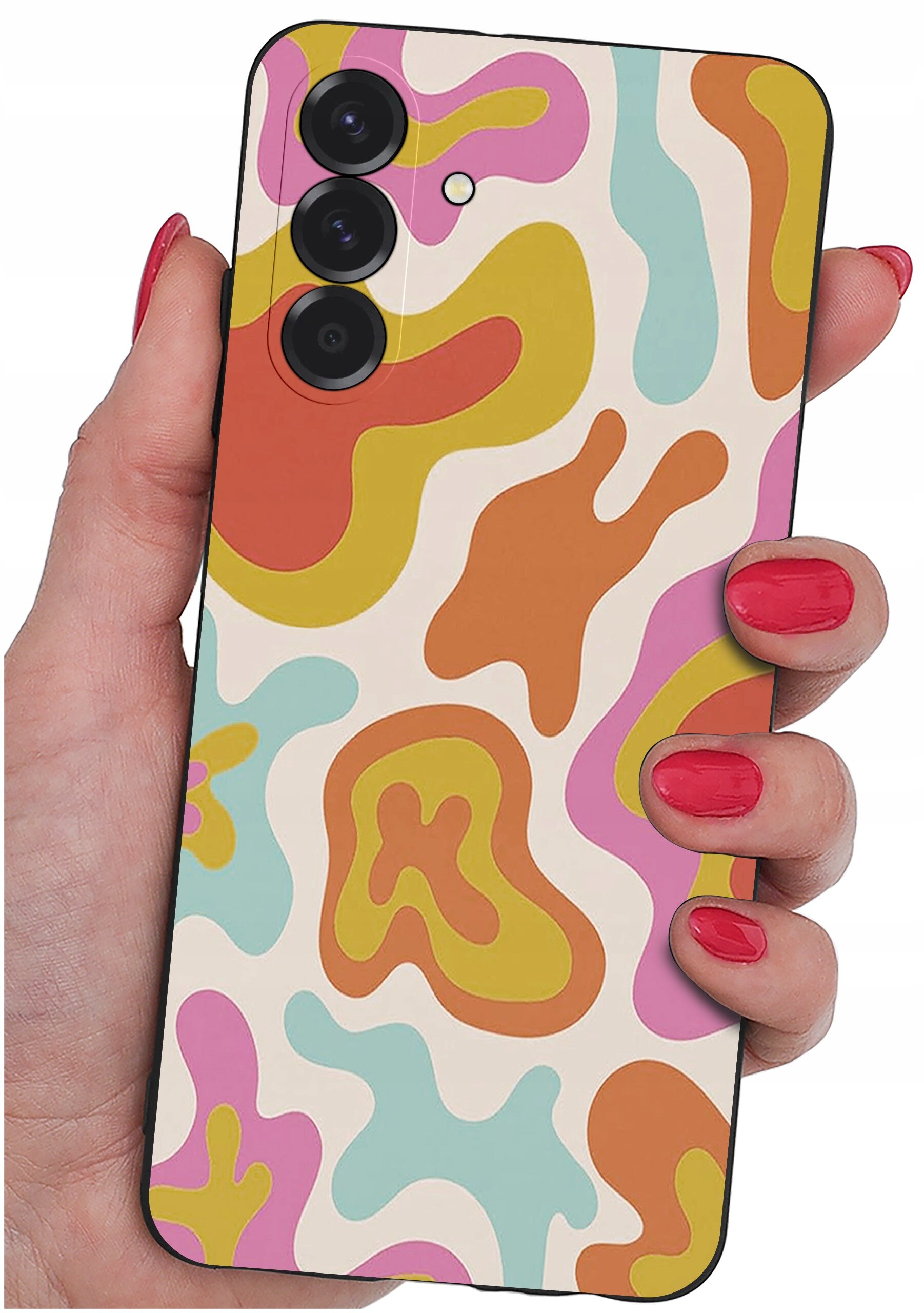 Osoba trzyma telefon z kolorowym etui w abstrakcyjne wzory w odcieniach pomarańczowego, różowego, zielonego i niebieskiego. Etui ma trzy otwory na aparaty fotograficzne.