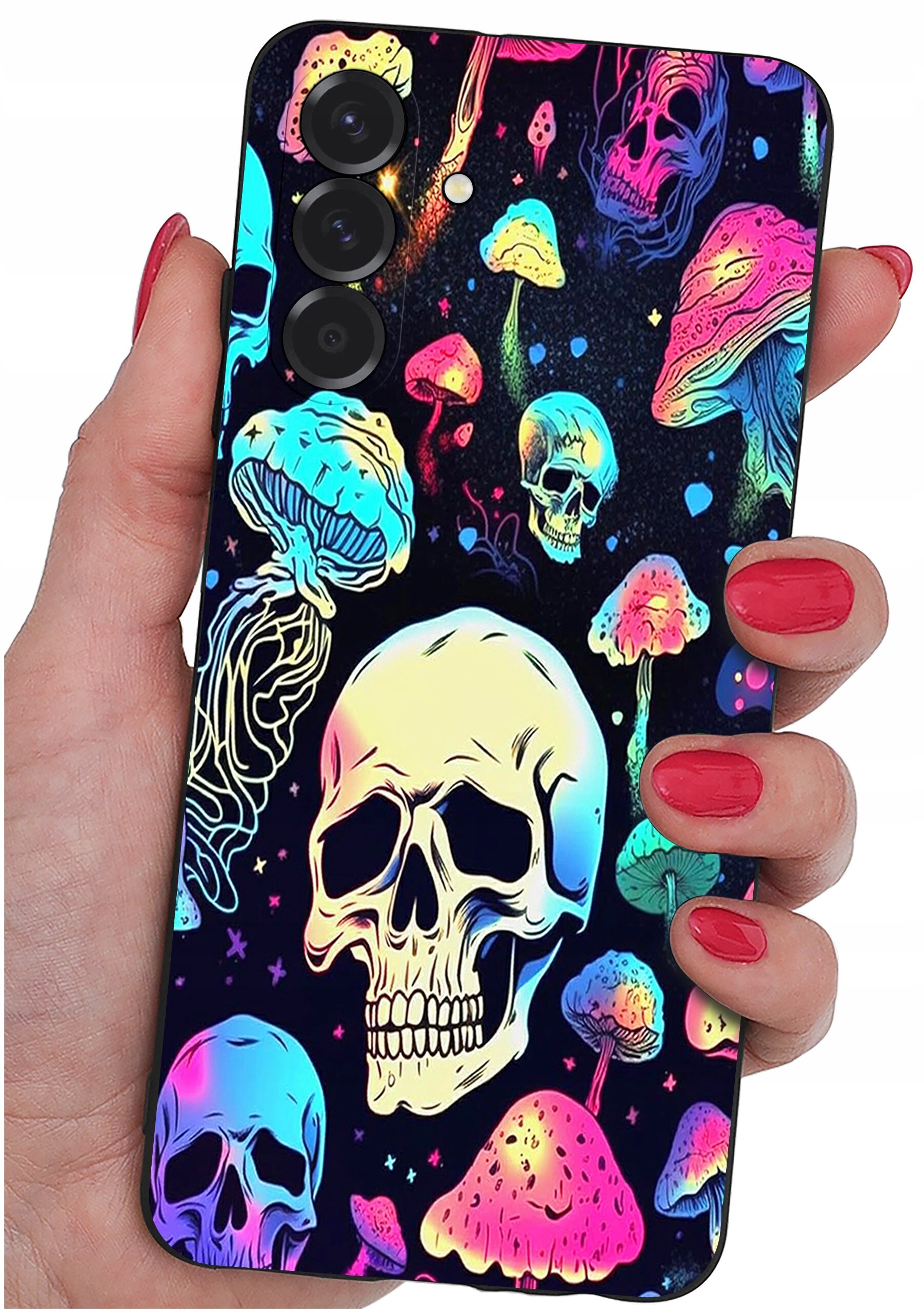 Etui na telefon z kolorowym wzorem czaszek i grzybów, trzymane w dłoni z pomalowanymi na czerwono paznokciami. Etui ma trzy otwory na aparaty fotograficzne.