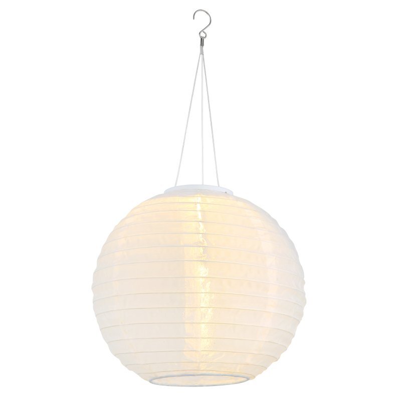 Na obrazie widoczna jest wisząca lampa ogrodowa w kształcie białej, okrągłej latarni z haczykiem na górze. Lampa emituje delikatne, ciepłe światło.
