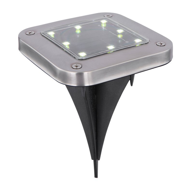 Na obrazie widoczna jest lampa solarna z metalową obudową i przezroczystą osłoną, pod którą znajdują się diody LED. Lampa posiada czarny, stożkowy uchwyt do montażu w ziemi.