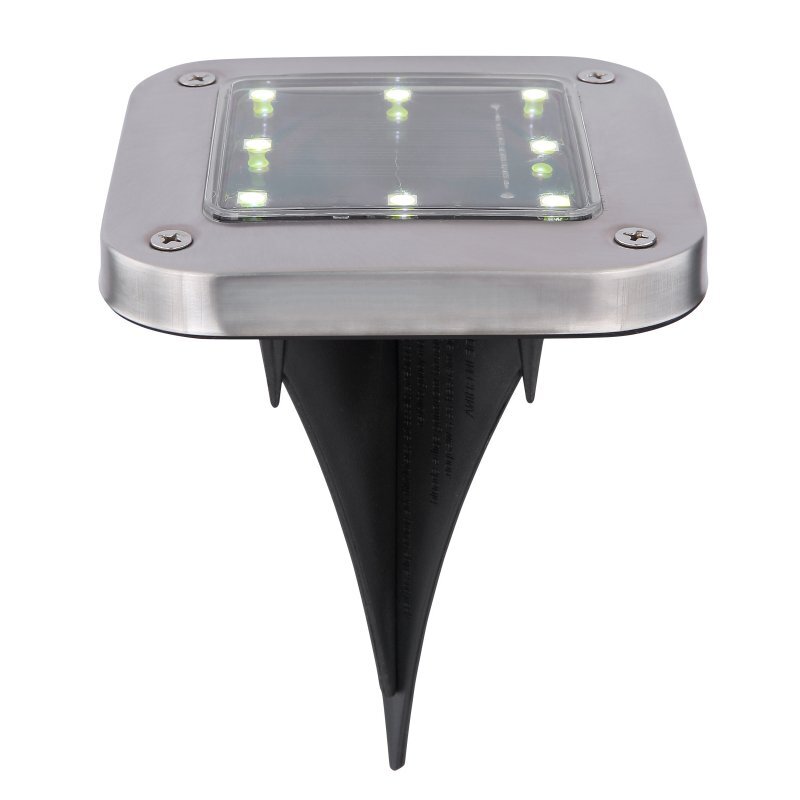 Lampa solarna z metalową obudową i przezroczystą osłoną, pod którą widoczne są diody LED. Posiada czarny, stożkowy uchwyt do montażu w ziemi.