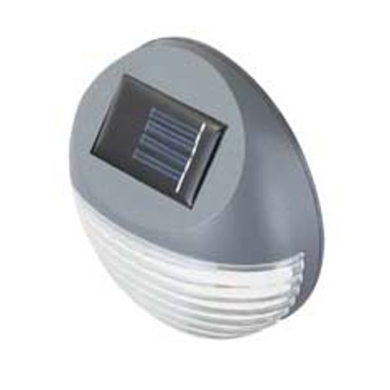 Na obrazie widoczna jest szara lampa solarna z panelem słonecznym na górze i przezroczystym kloszem na dole.