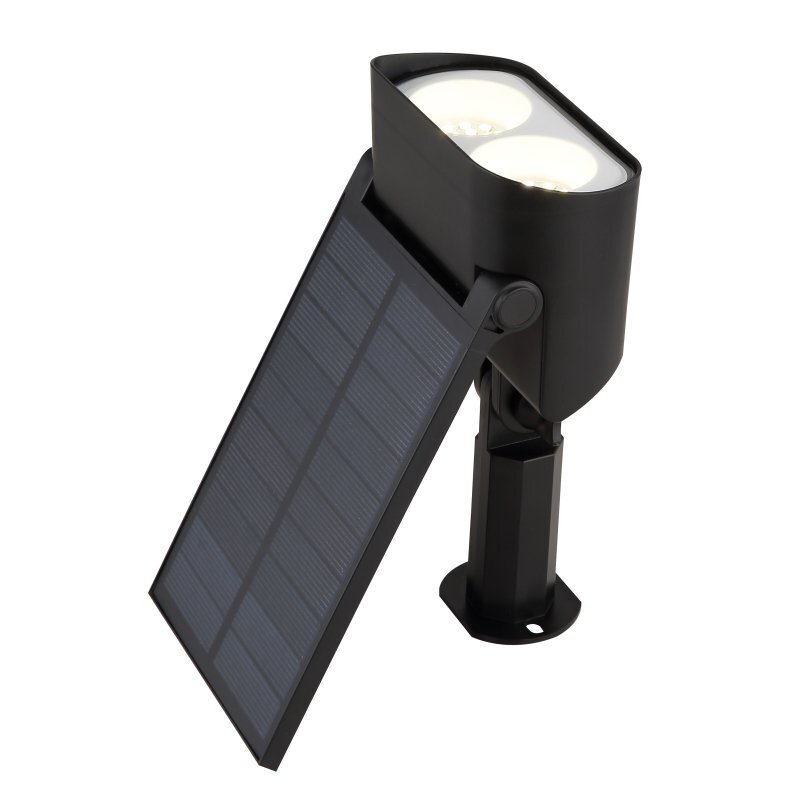 Czarna lampa solarna z dwoma widocznymi źródłami światła i panelem słonecznym. Lampa jest zamontowana na regulowanym uchwycie.