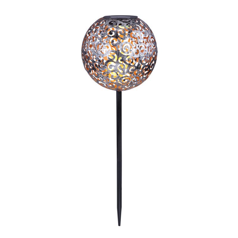 Lampa solarna w kształcie kuli z ażurowym wzorem, zamontowana na długim, czarnym pręcie. Wzór na kuli przepuszcza światło, tworząc dekoracyjny efekt.