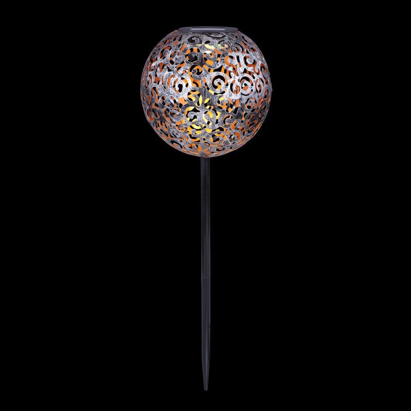 Lampa solarna LED w kształcie kuli z ażurowym wzorem, zamontowana na długim pręcie, na czarnym tle.