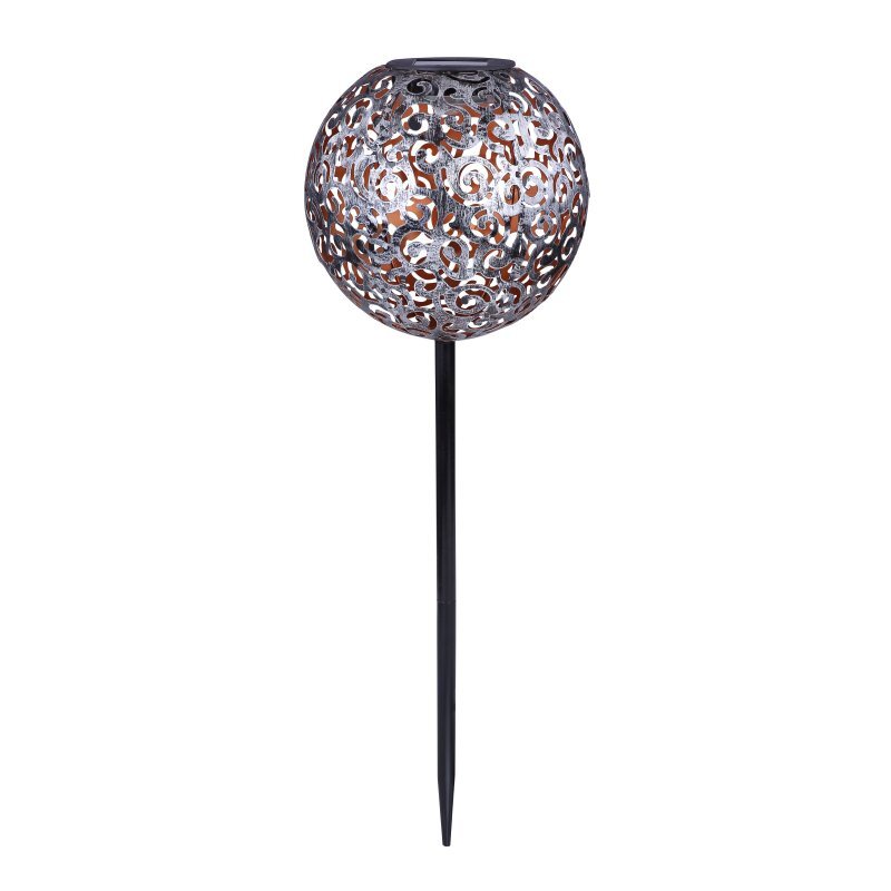Lampa solarna w kształcie kuli z ażurowym wzorem, zamocowana na długim, czarnym pręcie.