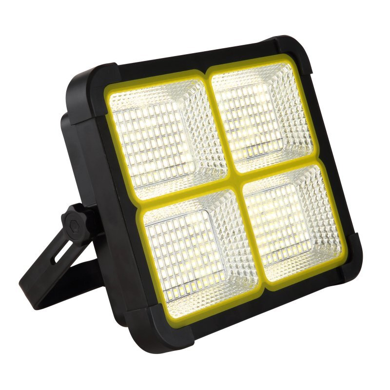 Lampa solarna LED z czterema kwadratowymi panelami świetlnymi w żółtej obudowie, zamontowana na czarnym uchwycie.