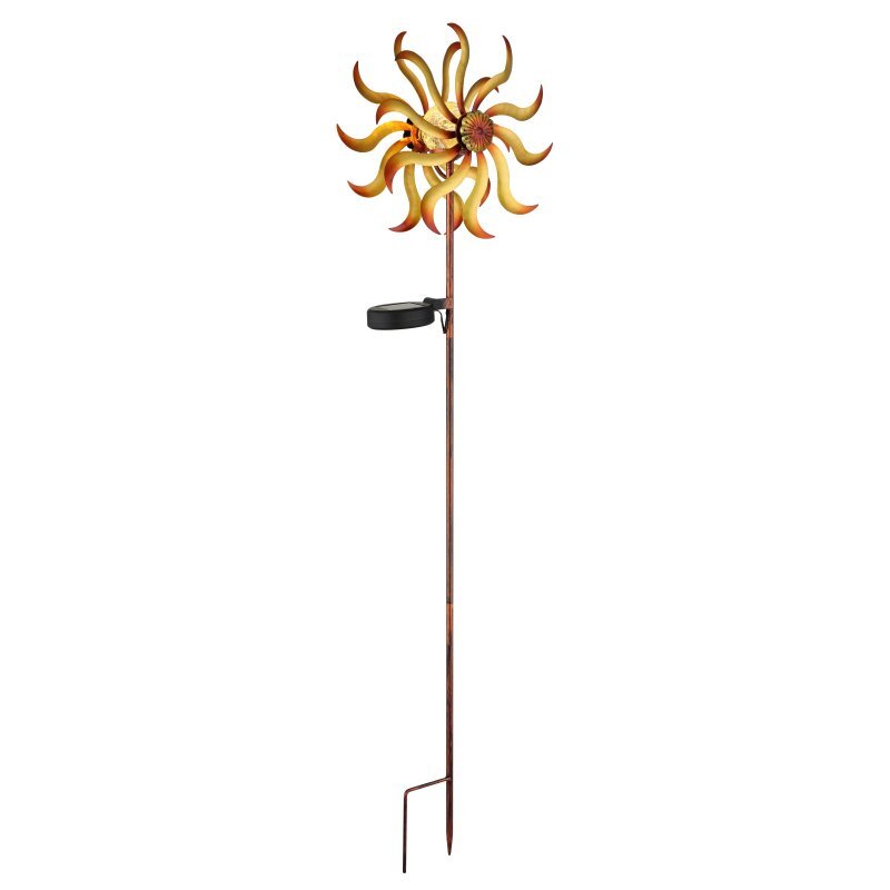 Lampa solarna dogruntowa z ozdobnym kołem wiatrowym w kształcie słońca, zamontowana na długim metalowym pręcie. Koło ma żółto-pomarańczowe łopatki, a poniżej znajduje się panel solarny.