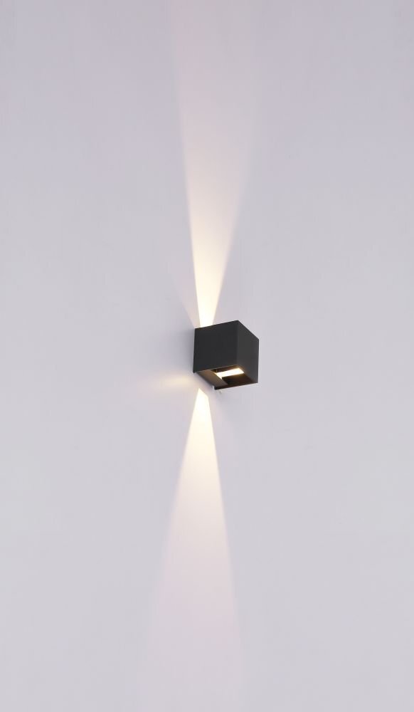Na obrazie widoczna jest antracytowa lampa ścienna emitująca światło w górę i w dół na jasnej ścianie.