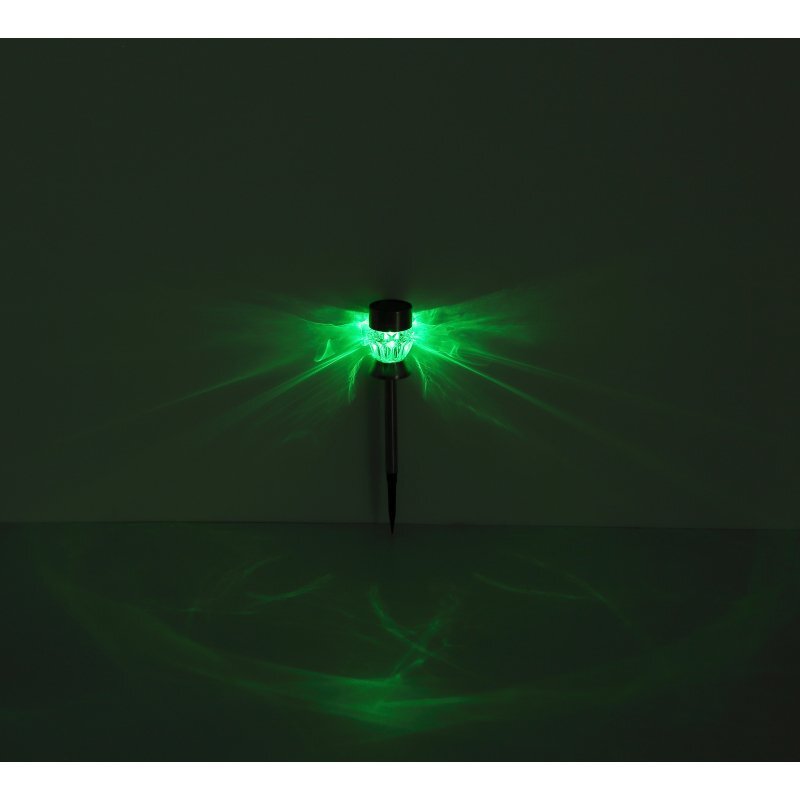 Lampa solarna dogruntowa emituje zielone światło, tworząc efektowne wzory na ciemnym tle. Lampa jest osadzona na metalowym pręcie.