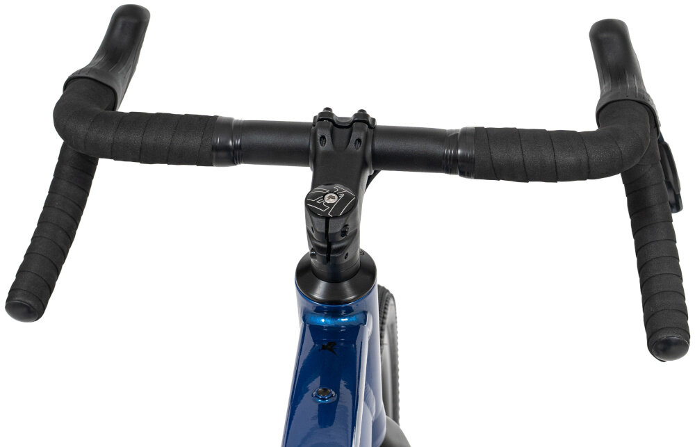 Rower gravel ROMET Aspre 2.1 2856M109-B U22 28 cali Niebieski kierownica na białym tle widoczna od przodu białe tło aluminiowa kierownica RMT Components o szerokości 420 mm wspornik TranzX typu JD-ST338A 80 mm stabilne prowadzenie wspiera kontrolę nad rowerem aluminium oferuje korzystny stosunek sztywności do masy stabilne przenoszenie sił sterujących