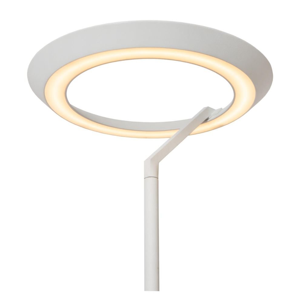 Biała lampa podłogowa LED o nowoczesnym designie z okrągłym, świecącym pierścieniem. Lampa ma smukły, prosty trzon i jest przeznaczona do wnętrz.