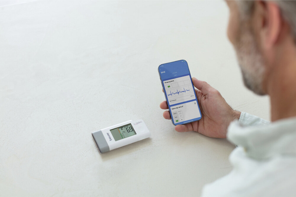 Przenośne urządzenie EKG BEURER ME 95 zdjęcie lifestyle Analiza w aplikacji Współpraca z aplikacją HealthManager Pro usługa MyCardio Pro 