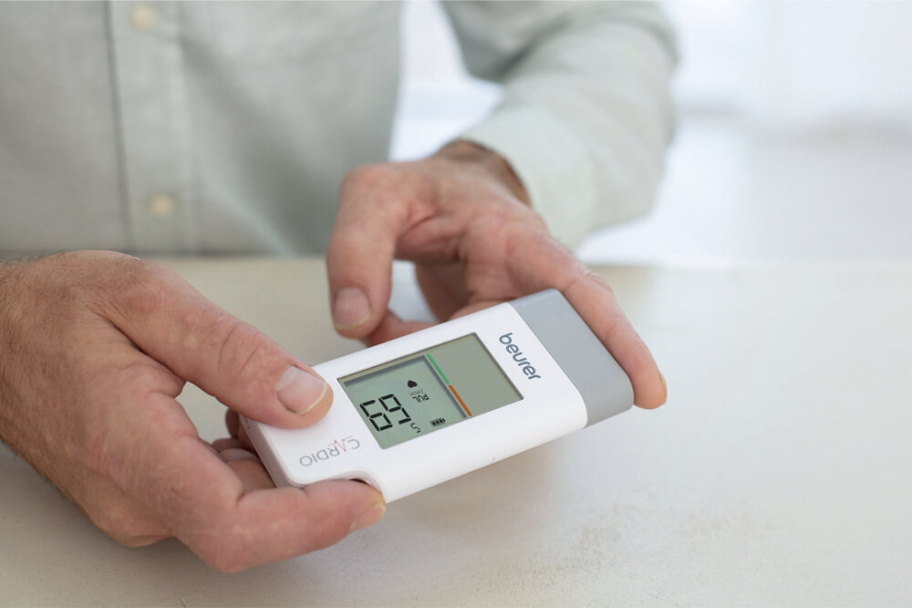 Przenośne urządzenie EKG BEURER ME 95 zdjęcie lifestyle Czytelna obsługa Wyświetlacz LCD Intuicyjna obsługa 