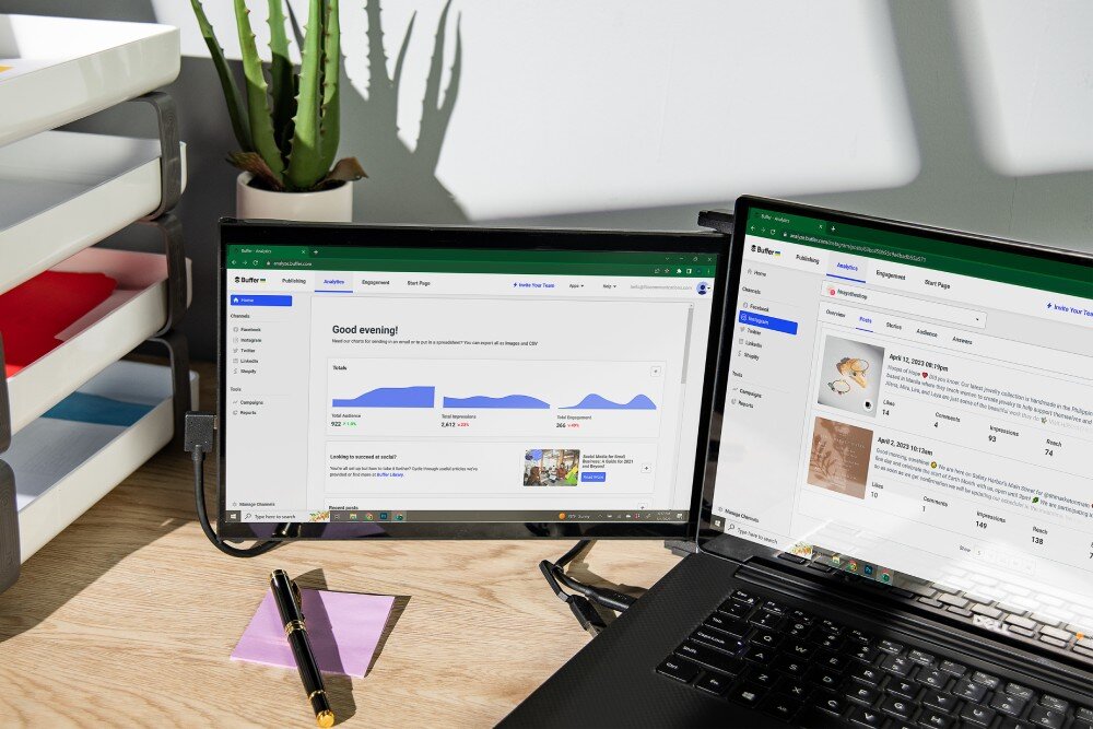 Monitor MOBILE PIXELS Duex Max DS Przenośny monitor przymocowany z lewej strony ekranu laptopa, stojący na biurku obok notesu, długopisu oraz rośliny w doniczce
