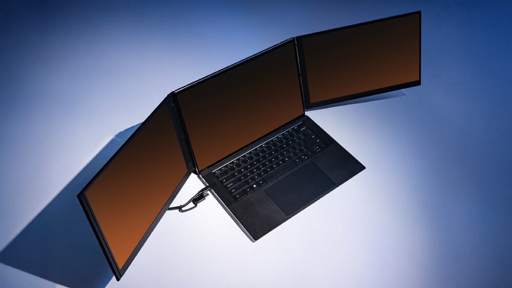 Monitor MOBILE PIXELS Trio 3 Pro Laptop z rozłożonymi dwoma bocznymi ekranami ustawiony na gładkim tle Wszystkie monitory są włączone, ukazując ciemną przestrzeń roboczą