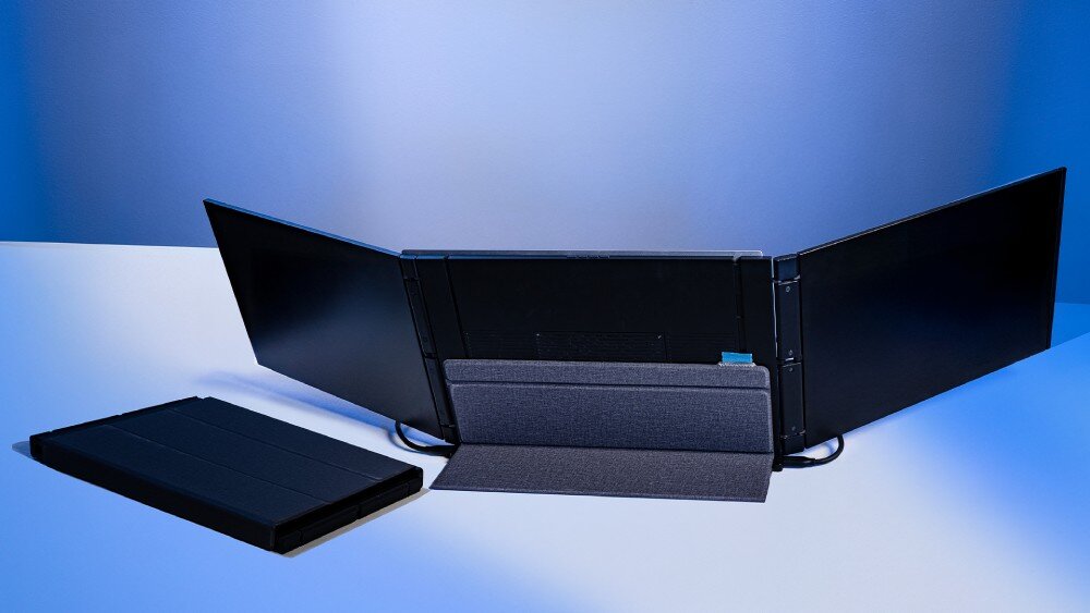 Monitor MOBILE PIXELS Trio 3 Pro Widok od tyłu na laptop z dwoma rozłożonymi ekranami wsparty na rozkładanej podstawce Obok leży złożone etui ochronne