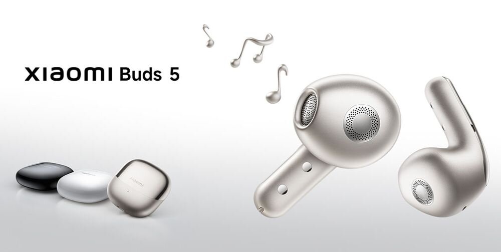 Obraz przedstawia słuchawki douszne w kolorze białym z napisem \'XIAOMI Buds 5\'. W tle widoczne są trzy etui na słuchawki w kolorach czarnym, białym i szarym oraz unoszące się nutki.