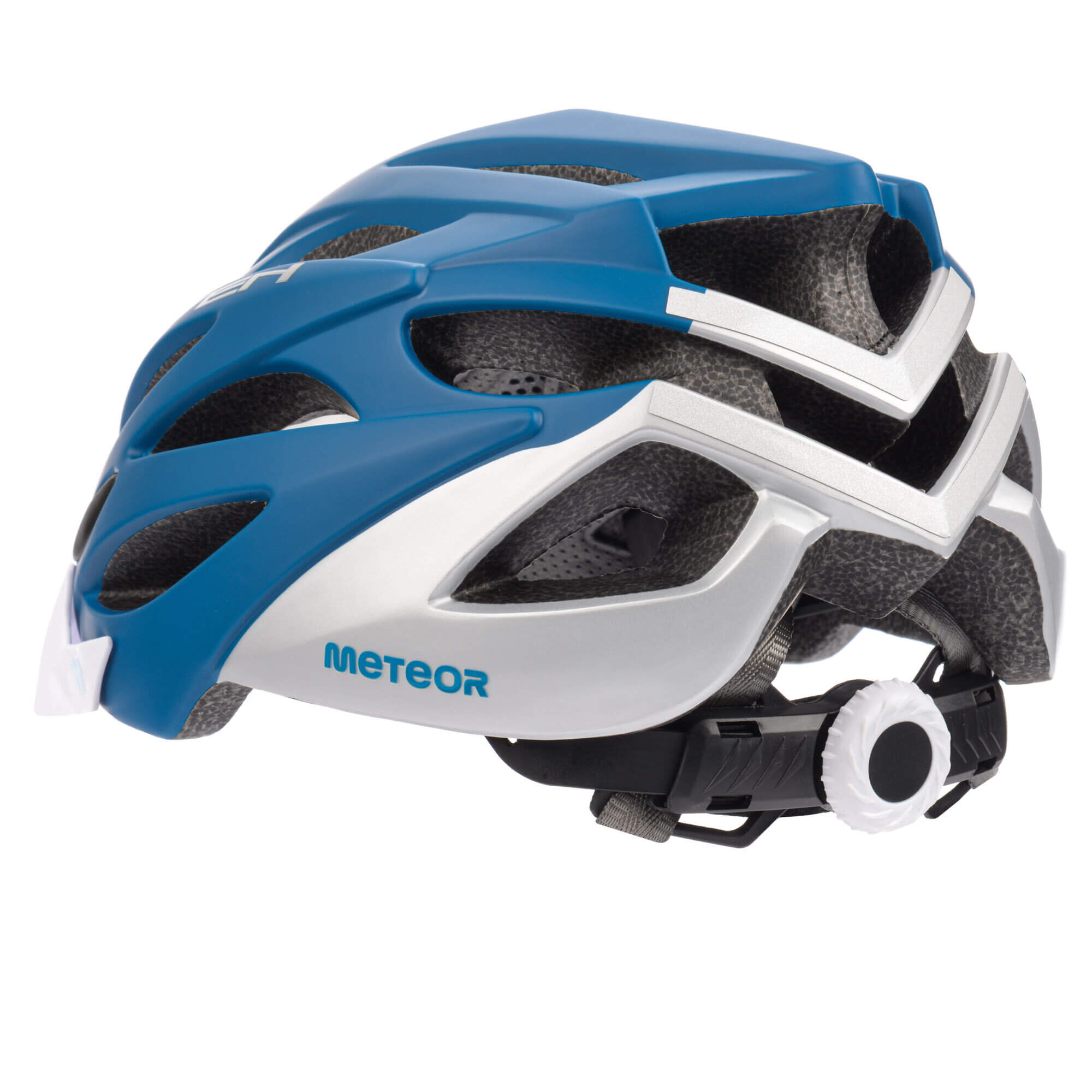 Kask rowerowy w kolorze niebiesko-szarym z widocznymi otworami wentylacyjnymi i regulacją z tyłu. Na boku znajduje się napis \'METEOR\'.