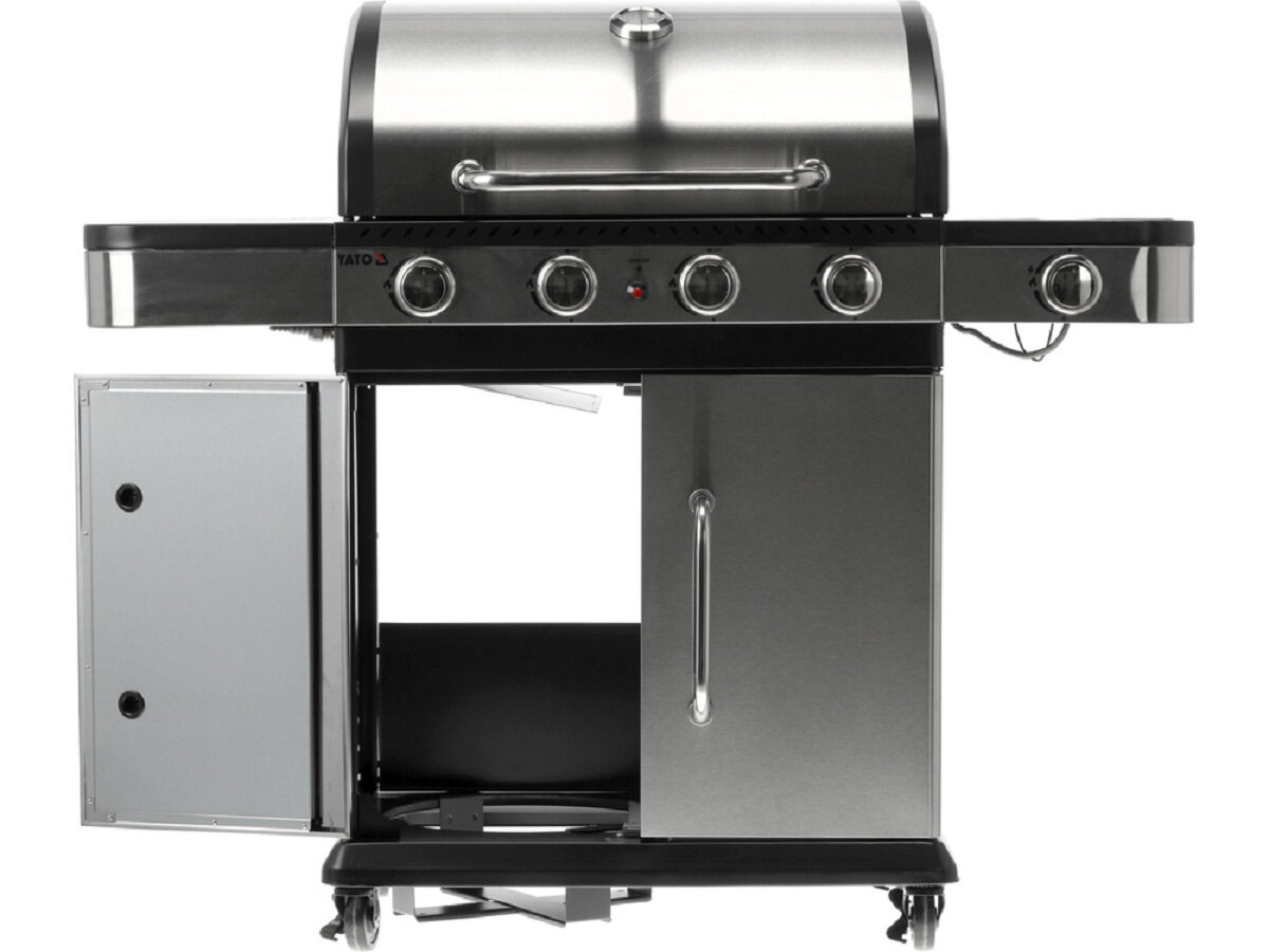 Grill ogrodowy gazowy z czterema pokrętłami i zamkniętą szafką na dole. Na froncie widoczne jest logo \'YATO\'.