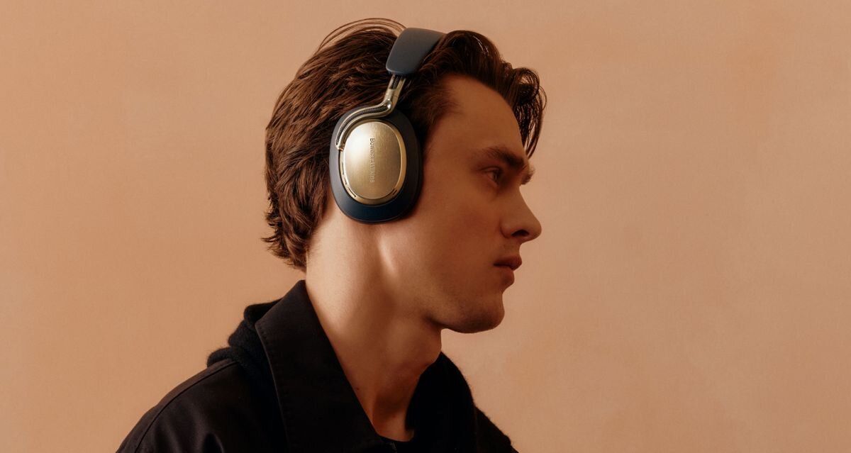 Słuchawki nauszne BOWERS & WILKINS Px8 S2 ANC - słuchawki na głowie mężczyzny