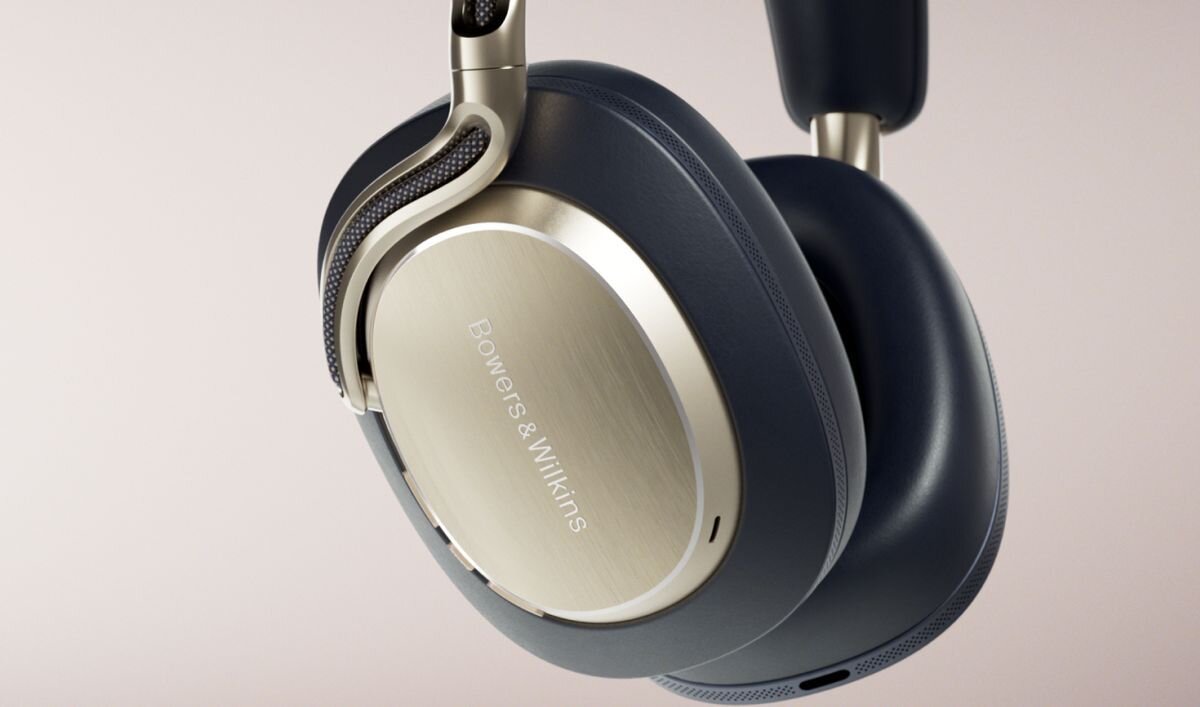 Słuchawki nauszne BOWERS & WILKINS Px8 S2 ANC wysoką wydajność 40-milimetrowym przetwornikom Carbon Cone komfortu i precyzyjnego brzmienia - zbliżenie na słuchawki