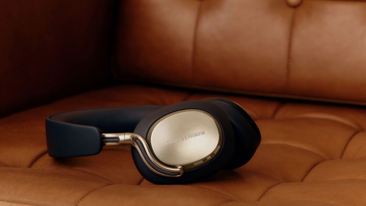 Słuchawki nauszne BOWERS & WILKINS Px8 S2 ANC 40-mm przetworniki Carbon Cone procesor DSP do 24 bitów i 96 kHz wysoka szczegółowość, dynamika i przestrzenność - słuchawki leżące na sofie