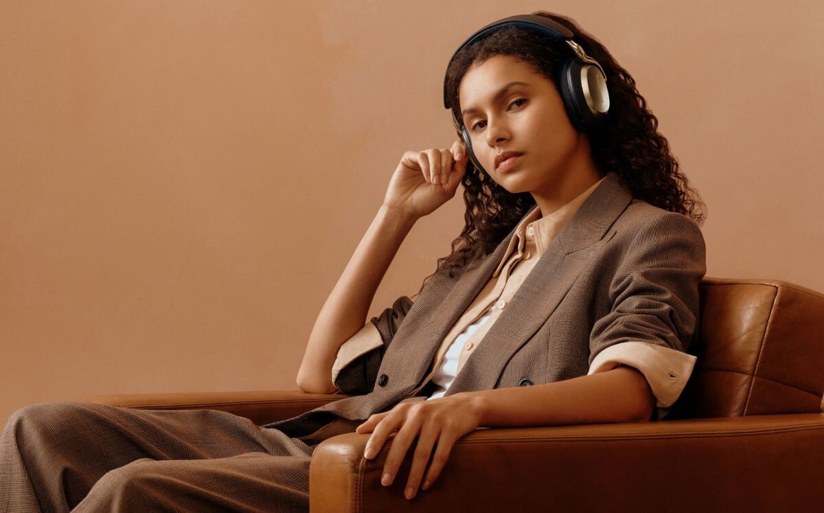 Słuchawki nauszne BOWERS & WILKINS Px8 S2 ANC Qualcomm aptX Lossless i aptX Adaptive bezstratnej jakości Tidal Amazon Music Spotify Lossless - słuchawki na głowie kobiety
