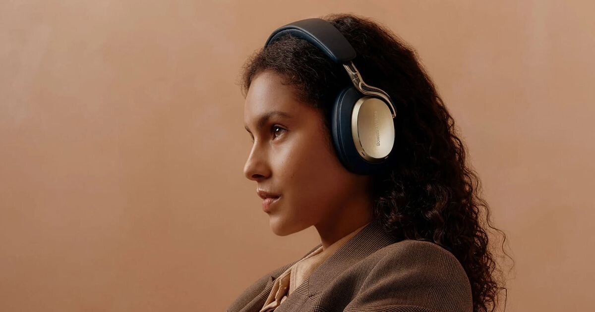 Słuchawki nauszne BOWERS & WILKINS Px8 S2 ANC Adaptive ANC redukuje hałas z otoczenia Osiem mikrofonów tłumienie szumów ADI Pure Voice - słuchawki na głowie kobiety