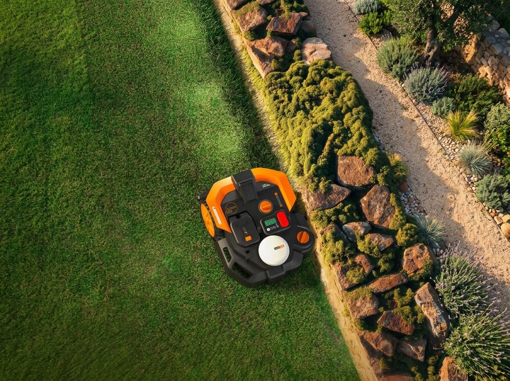Robot koszący WORX Landroid Vision Cloud WR305E Bez przewodu ograniczającego, akcesoria, moduły, oświetlenie, zabezpieczenie, Robot koszący trawnik tuż przy kamiennej rabacie.