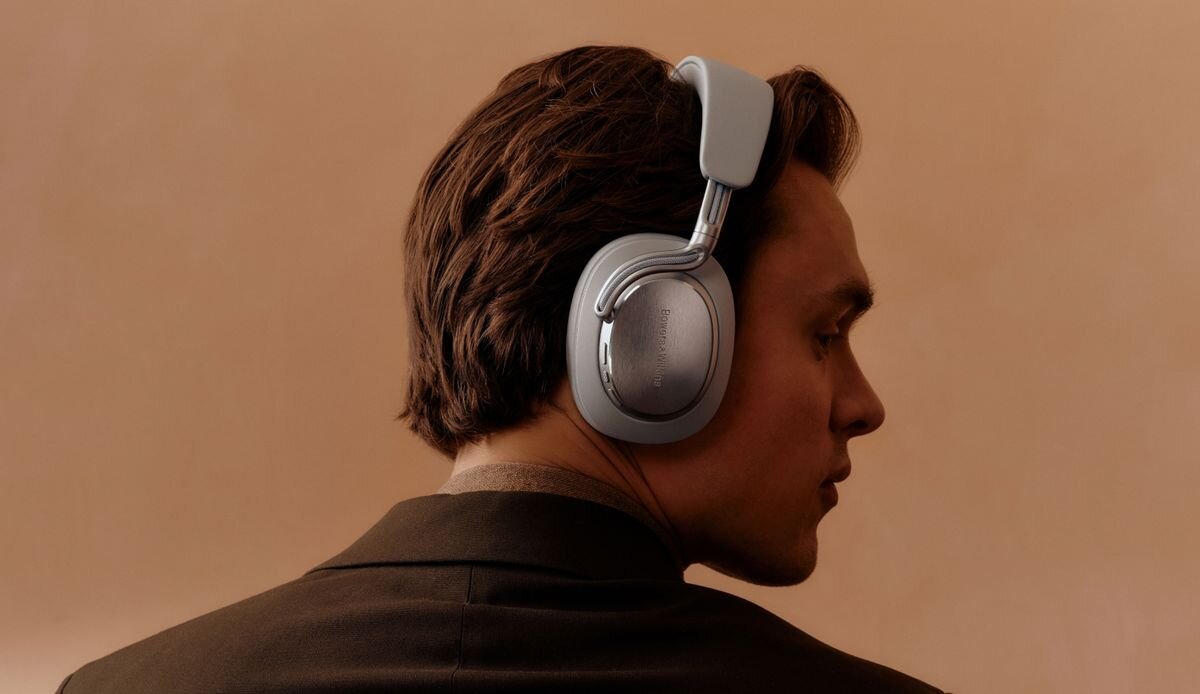 Słuchawki nauszne BOWERS & WILKINS Px8 S2 ANC - słuchawki na głowie mężczyzny