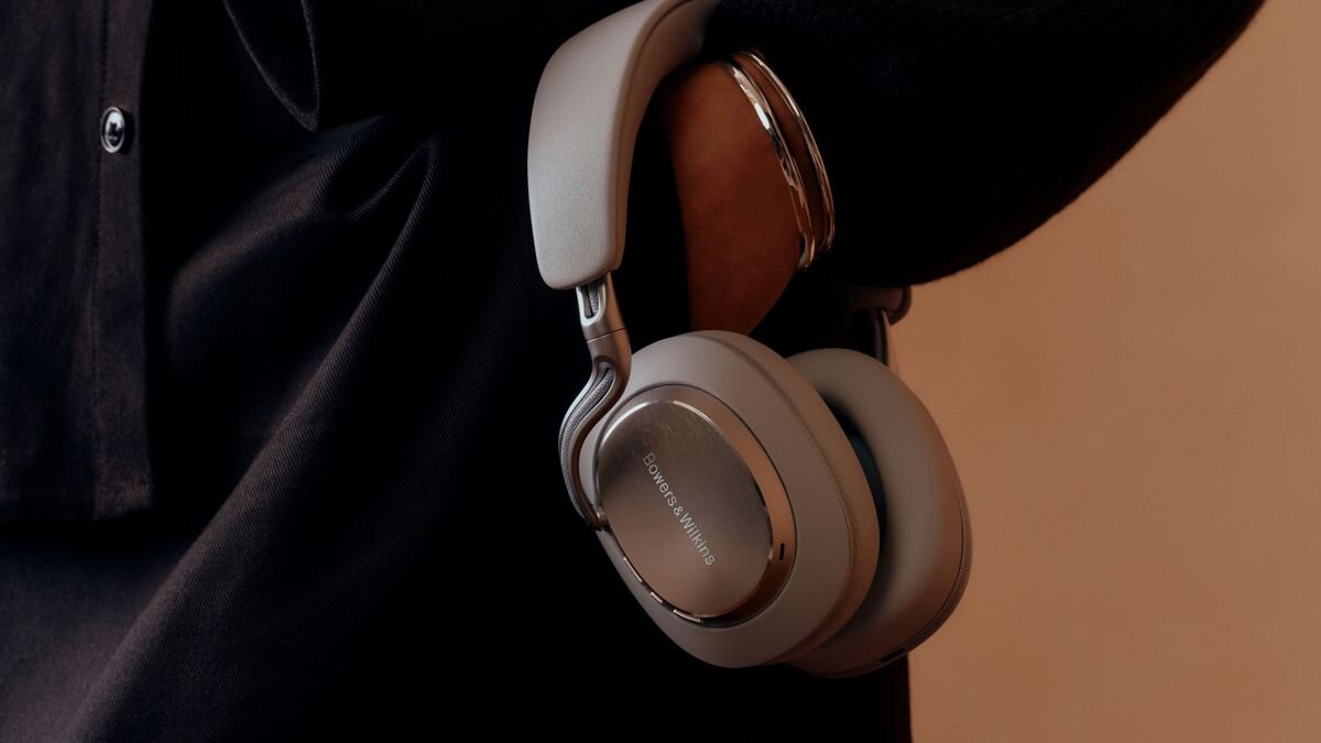 Słuchawki nauszne BOWERS & WILKINS Px8 S2 ANC 40-mm przetworniki Carbon Cone procesor DSP do 24 bitów i 96 kHz wysoka szczegółowość, dynamika i przestrzenność - słuchawki leżące na sofie