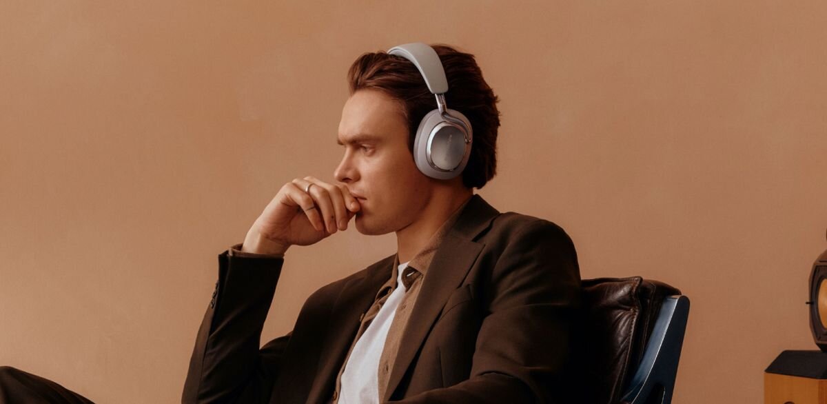 Słuchawki nauszne BOWERS & WILKINS Px8 S2 ANC Qualcomm aptX Lossless i aptX Adaptive bezstratnej jakości Tidal Amazon Music Spotify Lossless - słuchawki na głowie kobiety