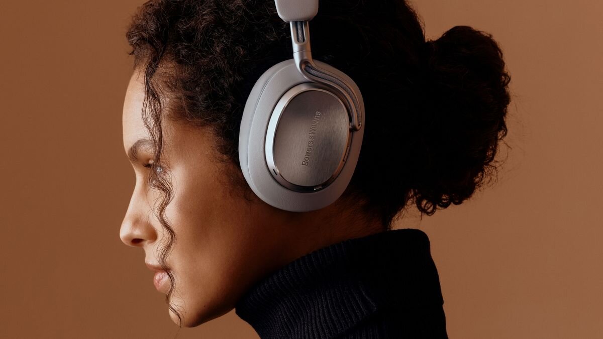 Słuchawki nauszne BOWERS & WILKINS Px8 S2 ANC Adaptive ANC redukuje hałas z otoczenia Osiem mikrofonów tłumienie szumów ADI Pure Voice - słuchawki na głowie kobiety