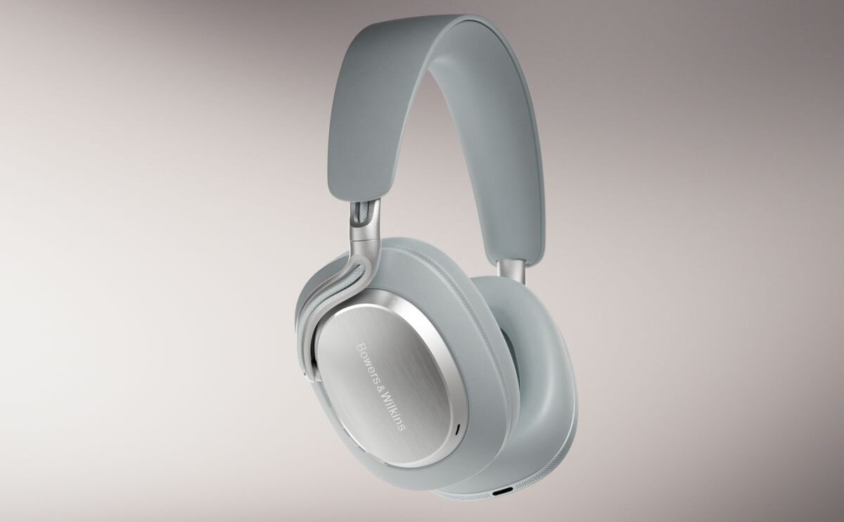Słuchawki nauszne BOWERS & WILKINS Px8 S2 ANC czarnej szarej jasnoniebieskiej ciemnoniebiskiej - słuchawki na jasnym tle