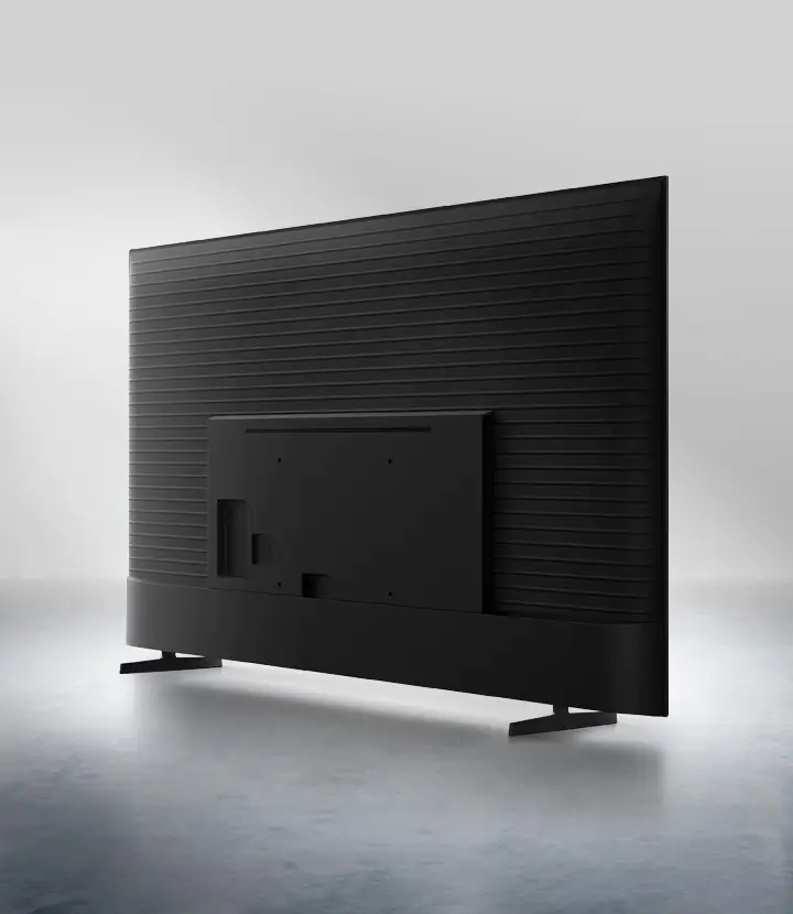 2026-metalstream-design-mo 720x830 Widok tylnej części telewizora z czarną obudową i poziomymi żłobieniami. Telewizor stoi na dwóch prostokątnych nóżkach.