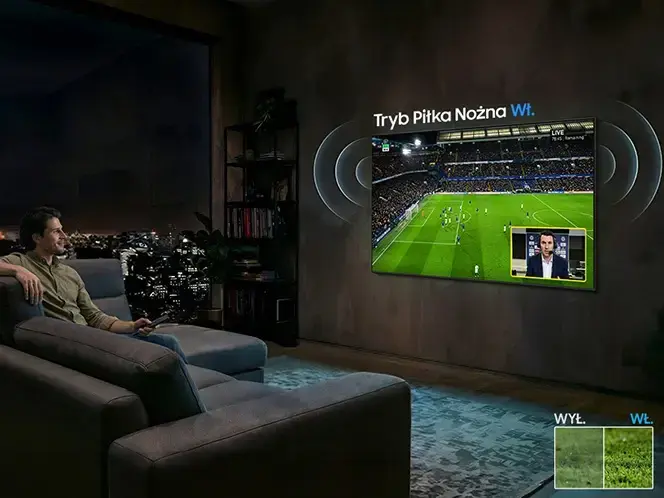 2026-football-mode 664x498 W salonie na ścianie wisi telewizor, na którym wyświetlany jest mecz piłki nożnej z napisem \'Tryb Piłka Nożna Wł.\'. Obok telewizora znajduje się mężczyzna siedzący na kanapie z pilotem w ręku.