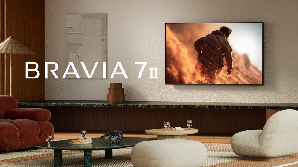 W elegancko urządzonym salonie na ścianie wisi telewizor, na którym wyświetlany jest dynamiczny obraz osoby w ruchu. Obok telewizora widoczny jest napis \'BRAVIA 7 II\'.