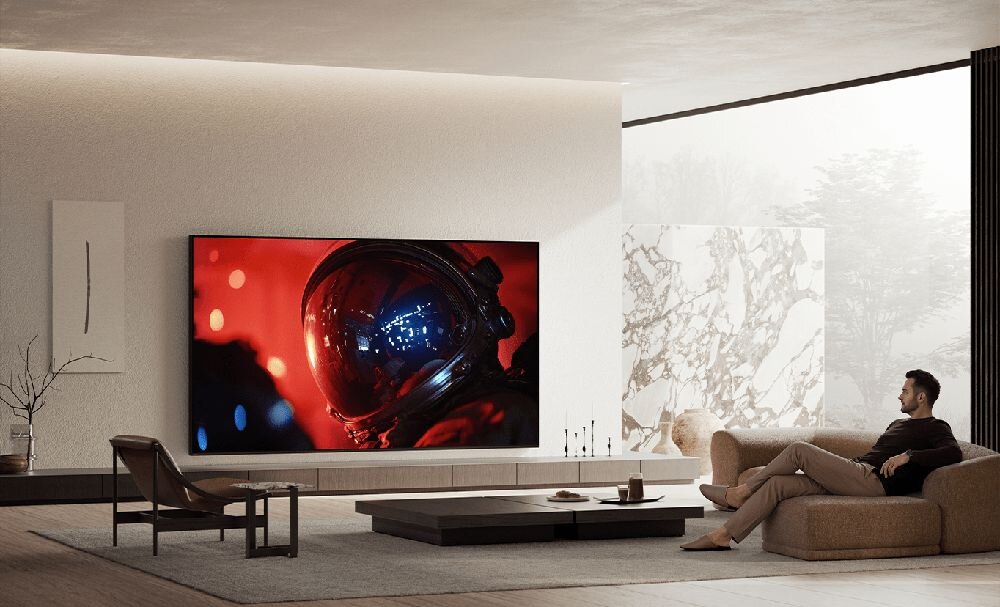 SONY BRAVIA 9 II K-85XR95M2 One Slate design Mirage podstawa pilot podświetlany ergonomia salon, telewizor zawieszony na ścianie w pomieszczeniu