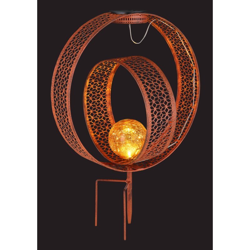 Lampa solarna z metalowym, ażurowym wzorem w kształcie okręgów, wewnątrz której znajduje się świecąca kula. Konstrukcja jest w kolorze miedzianym i posiada nóżkę do wbicia w ziemię.