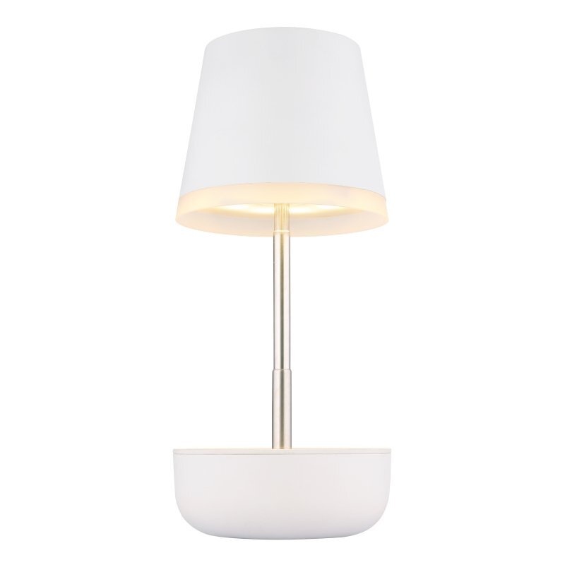 Biała lampa stołowa z metalowym trzonkiem i kloszem w kształcie stożka, umieszczona na okrągłej podstawie. Lampa emituje ciepłe światło.