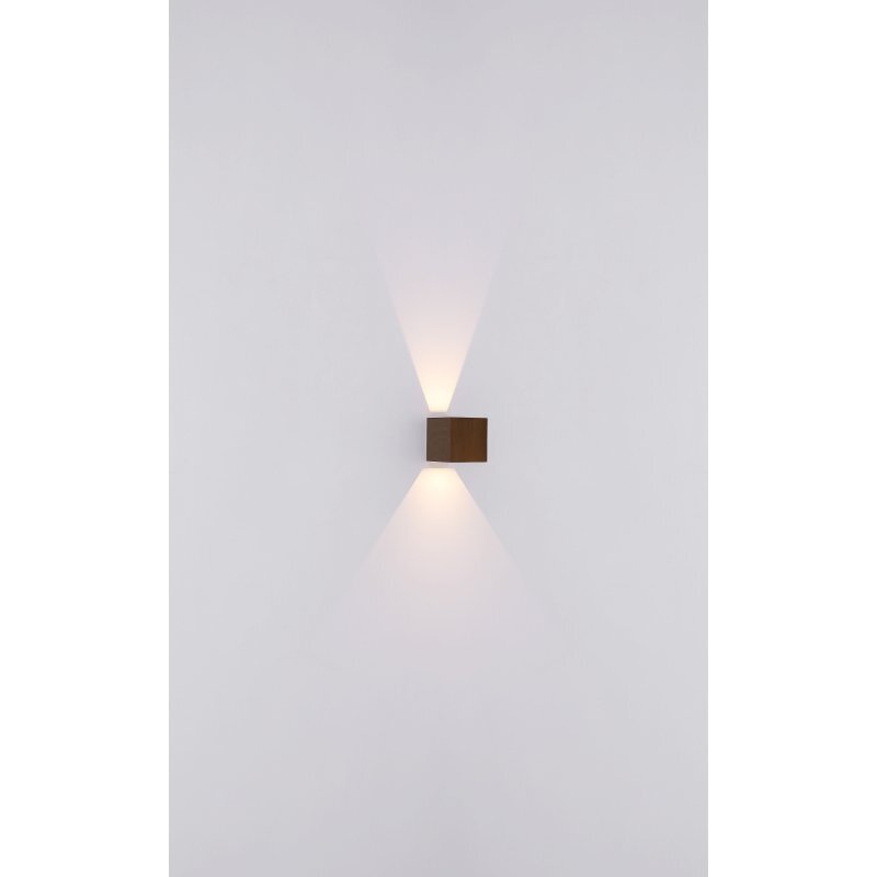 Na białej ścianie zamontowana jest kwadratowa lampa ścienna w kolorze imitującym drewno, emitująca światło w górę i w dół.
