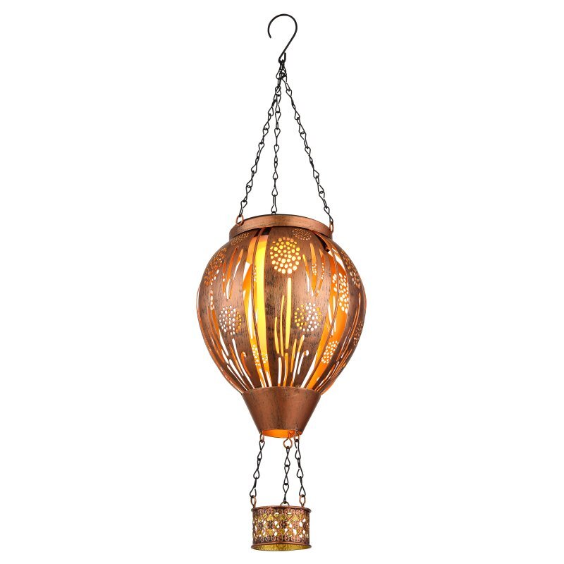 Dekoracyjna lampa solarna LED w kształcie balonu na ogrzane powietrze, wykonana z metalu z ażurowymi wzorami, emitująca ciepłe światło. Lampa zawieszona jest na łańcuchach i posiada dodatkowy element dekoracyjny na dole.